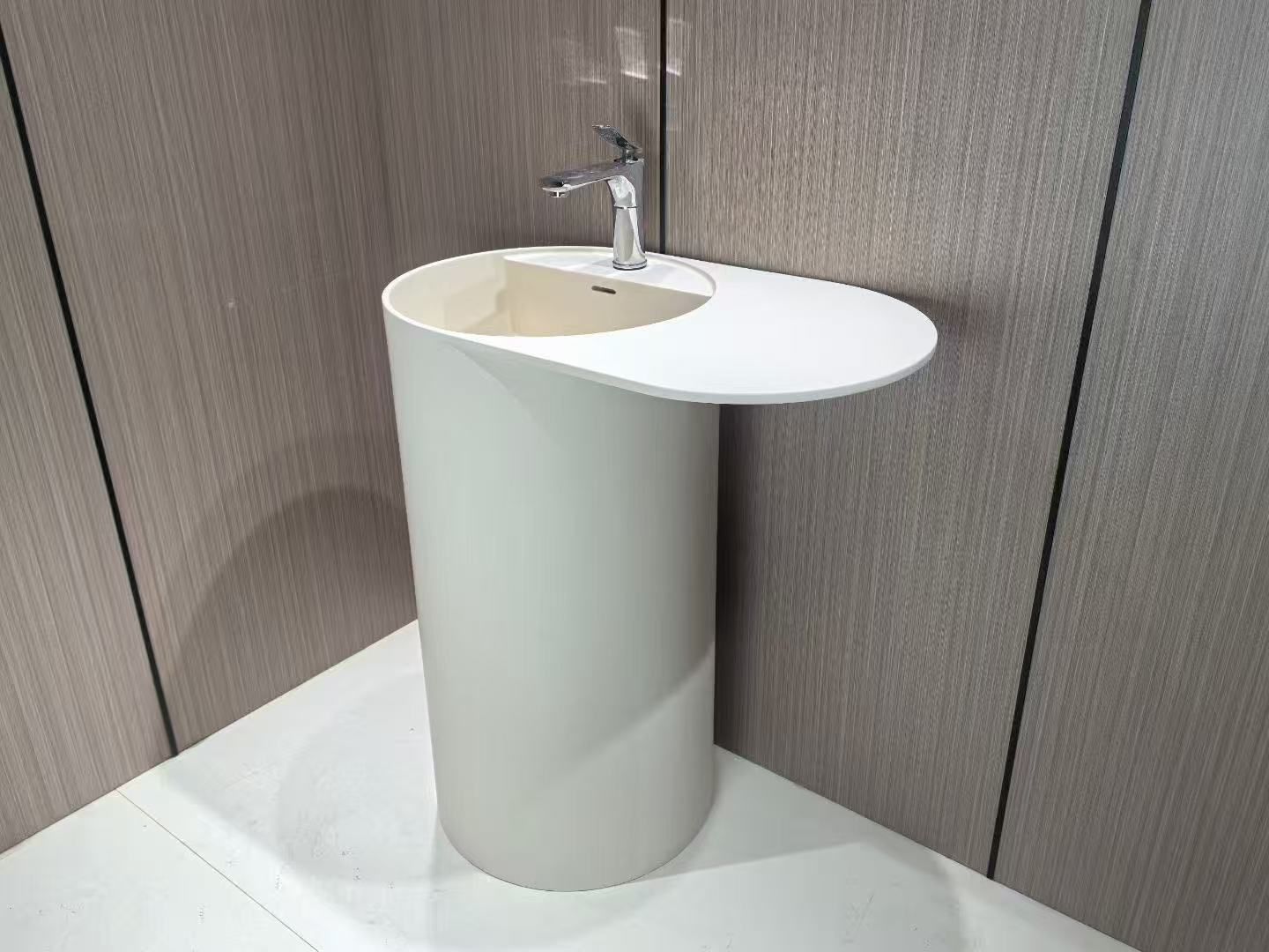 Freestanding sink with counter