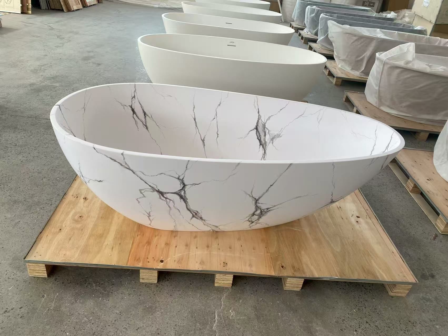 BW-1005 White Veined Marble-Pattern Solid Surface Freestanding Bathtub