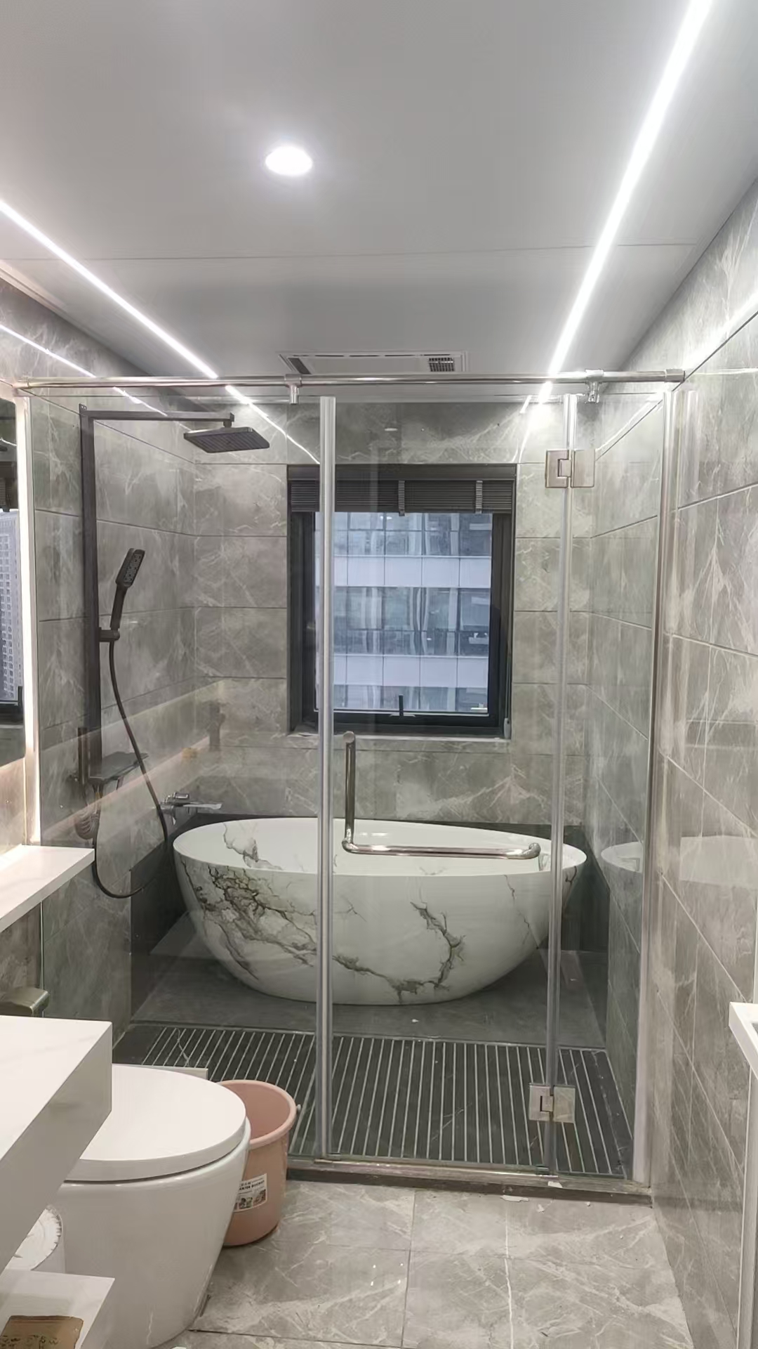 marble look solid surface tub.jpg