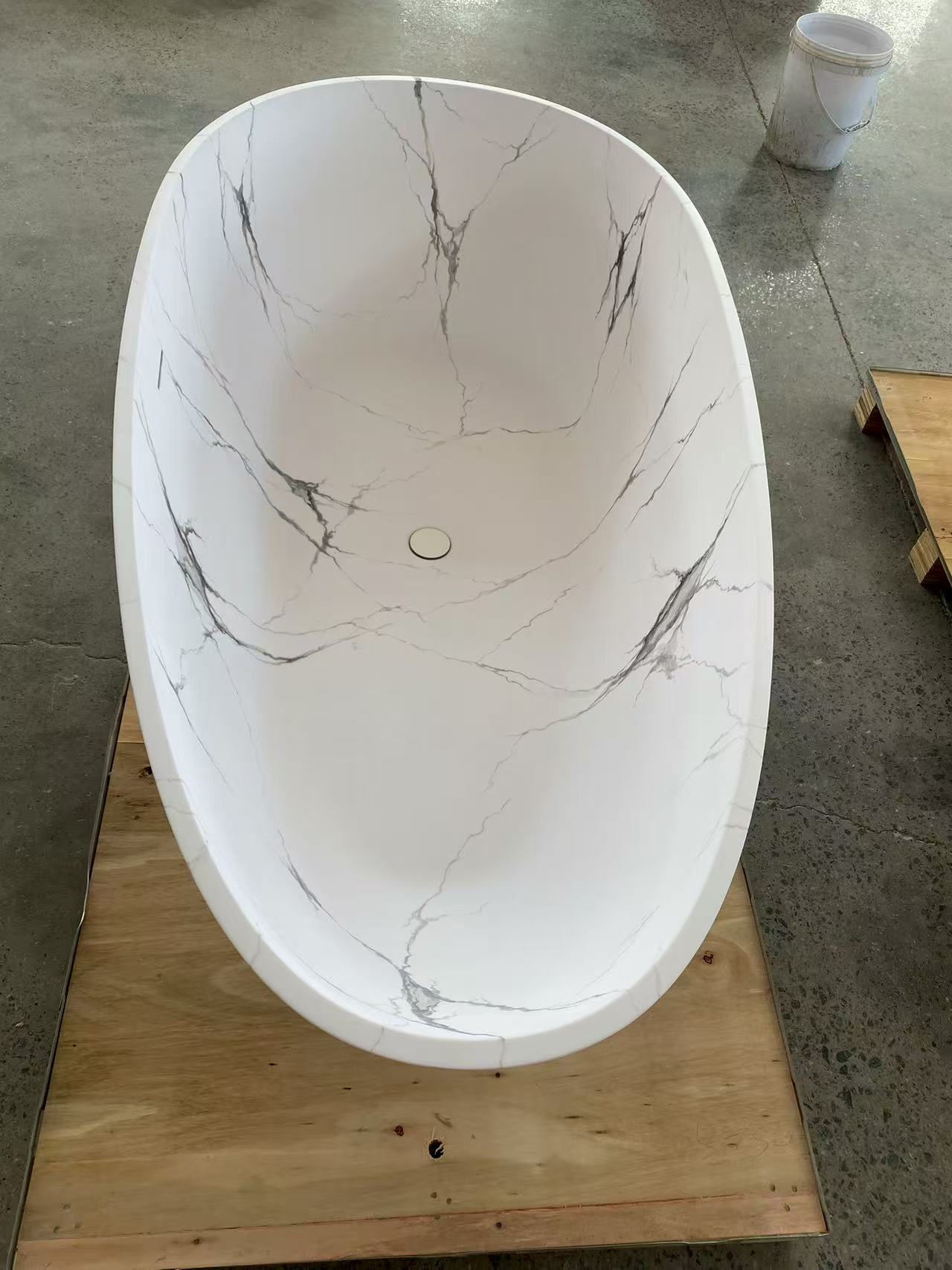 BW-1005 White Veined Marble-Pattern Solid Surface Freestanding Bathtub